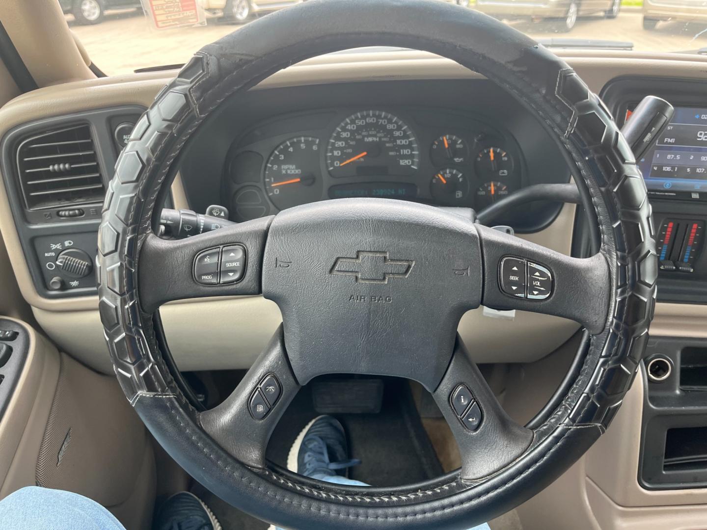 2006 SILVER /gray Chevrolet Tahoe 4WD (1GNEK13T76R) with an 5.3L V8 OHV 16V engine, 4-Speed Automatic Overdrive transmission, located at 14700 Tomball Parkway 249, Houston, TX, 77086, (281) 444-2200, 29.928619, -95.504074 - Photo#15